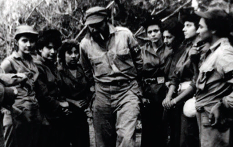 Members of the Las Marianas platoon with Fidel Castro. (PHOTO / Internet)